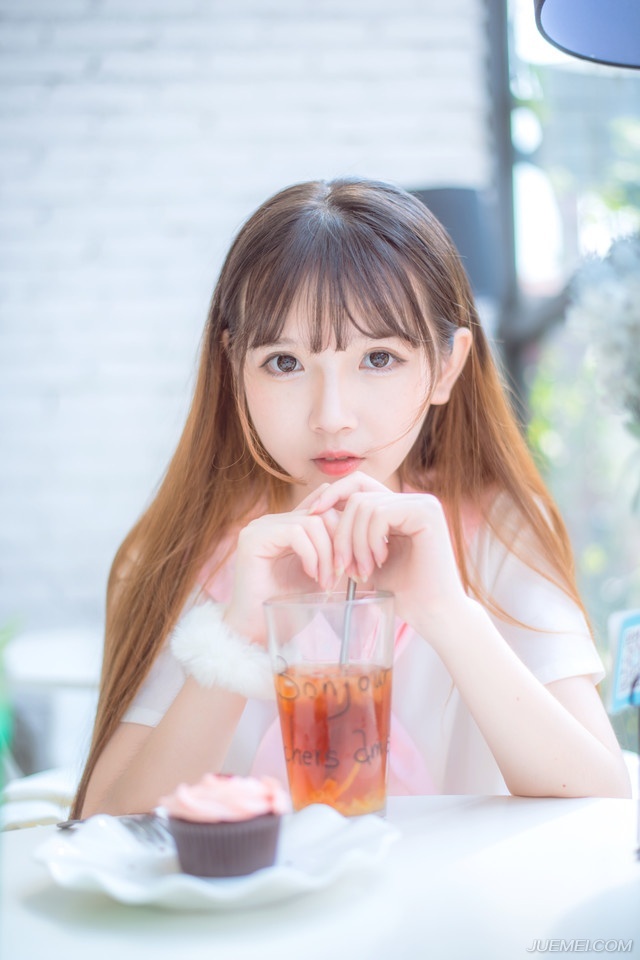 “姐姐，你说为何夫君能够越来越年轻？”小乔突然扭头看向大乔，眼中有些羡慕的道。