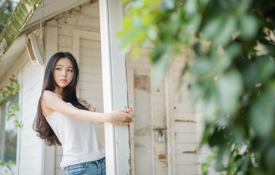 生活不要太劳累，弄得自己很疲惫，快乐幸福多体会，烦恼忧愁不用追，吃点好的别嫌贵，联系朋友别欠费，天空辽阔任你飞，再多困难别后退!